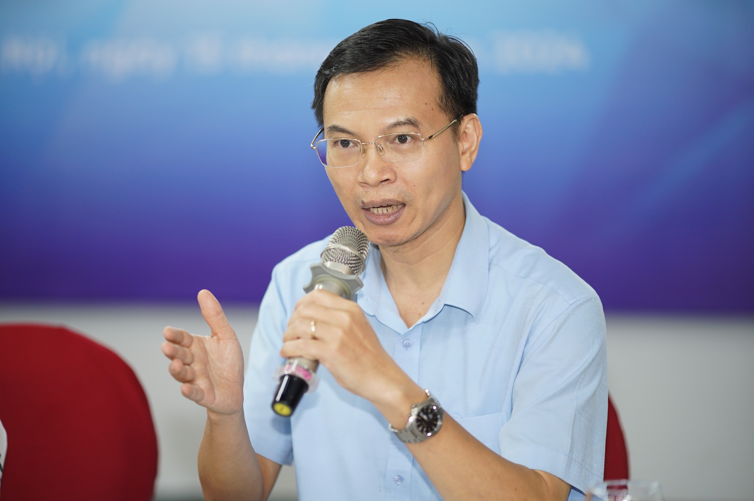 Sai lầm khi bế trẻ em trên ô tô- Ảnh 2. Sai lầm khi bế trẻ em trên ô tô- Ảnh 2.