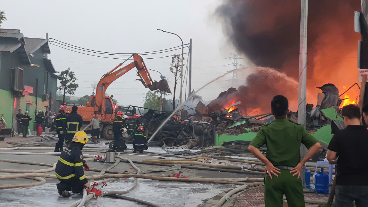 Cháy lớn gây sập hoàn toàn kho xưởng bao bì ở Hoài Đức- Ảnh 1. Cháy lớn gây sập hoàn toàn kho xưởng bao bì ở Hoài Đức- Ảnh 1.