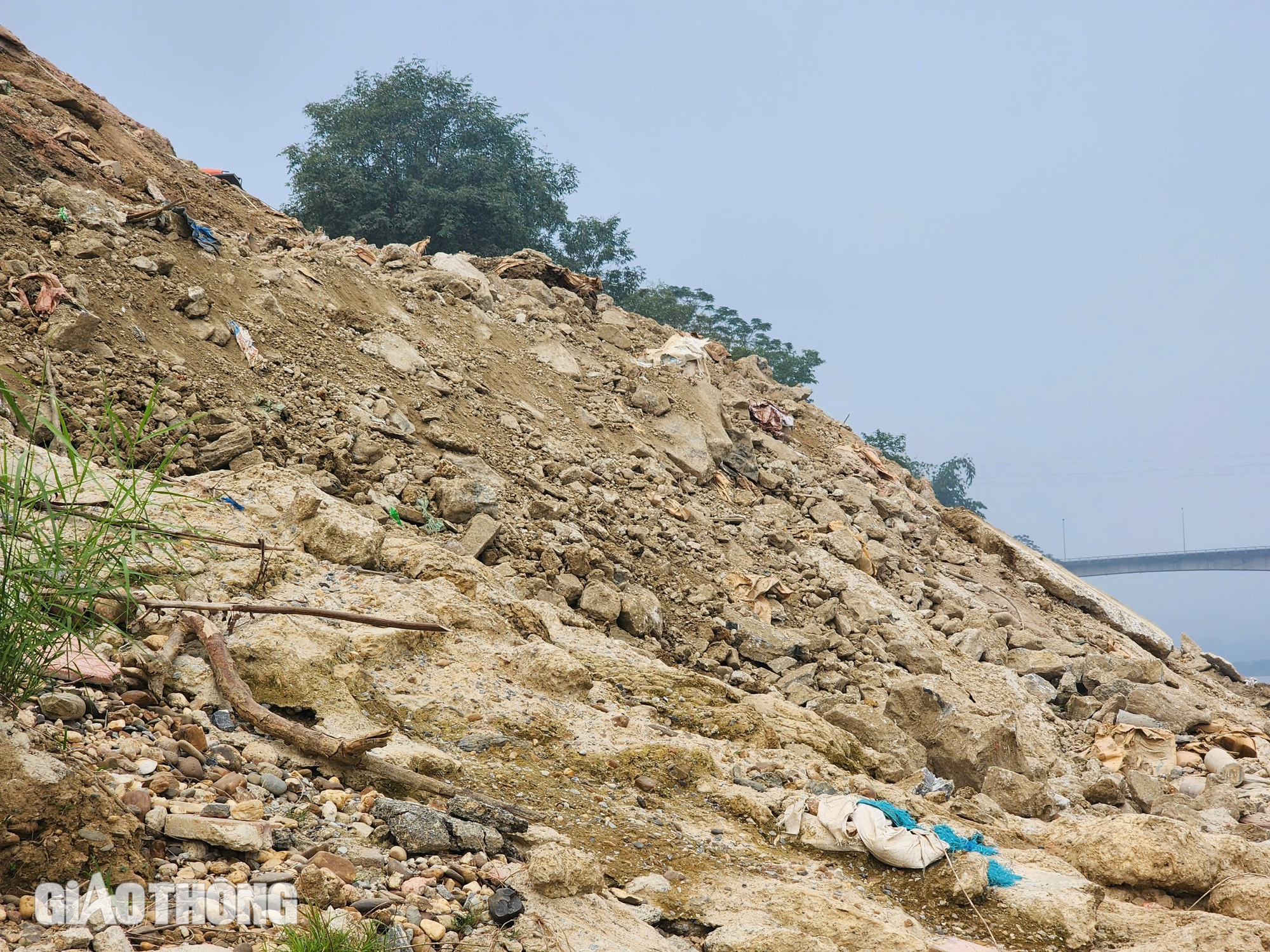 UBND tỉnh Tuy&ecirc;n Quang v&agrave;o cuộc vụ trạm trộn thải xi măng ra ven s&ocirc;ng L&ocirc;- Ảnh 1.