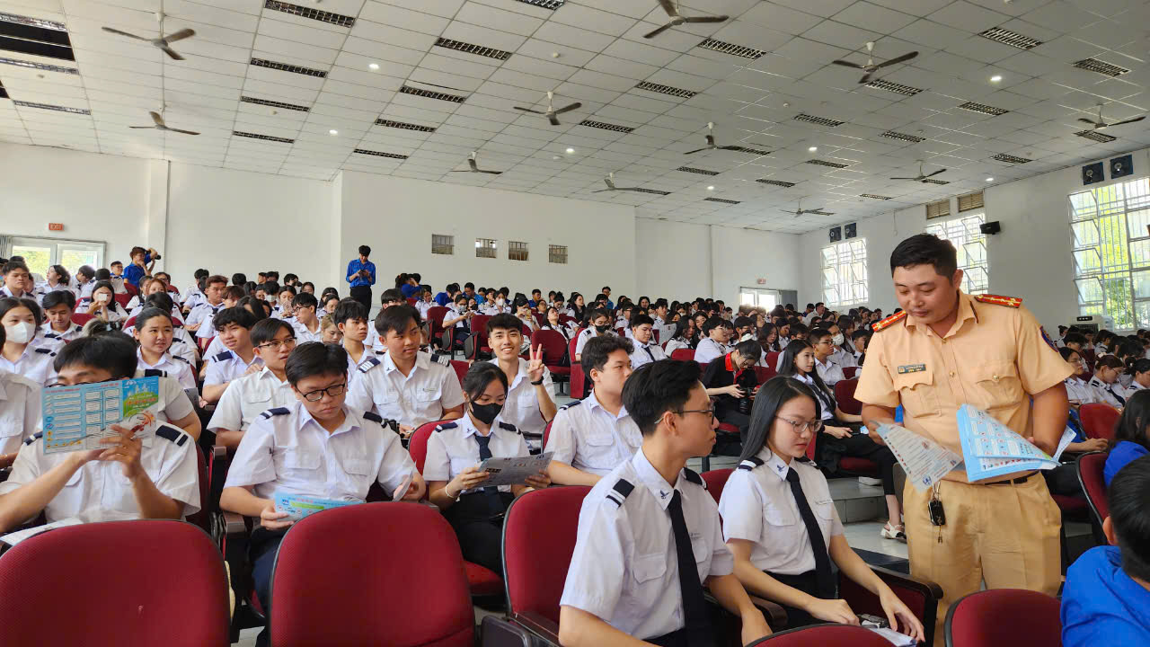 Sinh vi&ecirc;n Học viện H&agrave;ng kh&ocirc;ng Việt Nam s&ocirc;i nổi t&igrave;m hiểu Luật Trật tự, ATGT đường bộ- Ảnh 8.