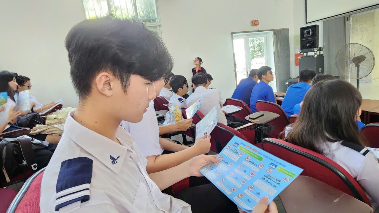 Sinh vi&ecirc;n Học viện H&agrave;ng kh&ocirc;ng Việt Nam s&ocirc;i nổi t&igrave;m hiểu Luật Trật tự, ATGT đường bộ- Ảnh 9.
