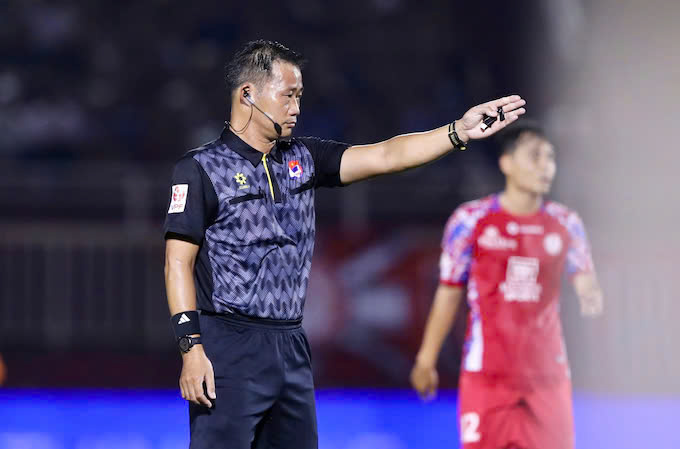 Trọng t&agrave;i gặp sự cố hy hữu trong trận đấu ở V-League- Ảnh 1.