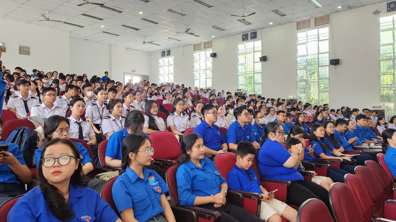 Sinh vi&ecirc;n Học viện H&agrave;ng kh&ocirc;ng Việt Nam s&ocirc;i nổi t&igrave;m hiểu Luật Trật tự, ATGT đường bộ- Ảnh 6.