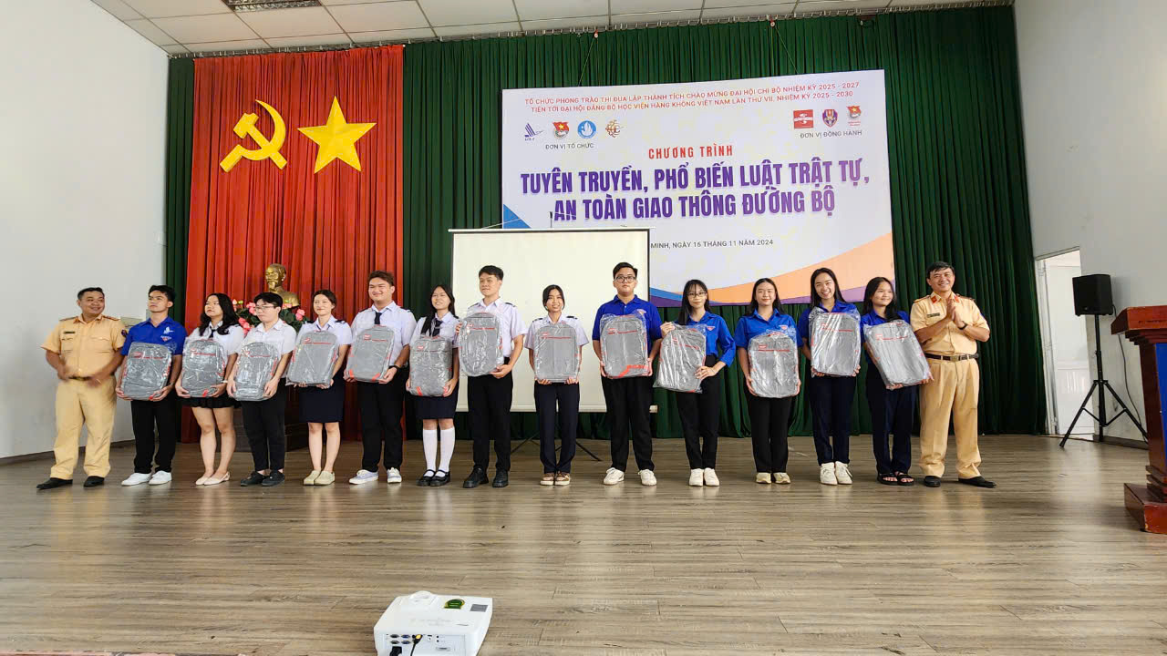 Sinh vi&ecirc;n Học viện H&agrave;ng kh&ocirc;ng Việt Nam s&ocirc;i nổi t&igrave;m hiểu Luật Trật tự, ATGT đường bộ- Ảnh 7.