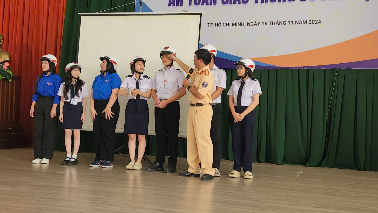 Sinh vi&ecirc;n Học viện H&agrave;ng kh&ocirc;ng Việt Nam s&ocirc;i nổi t&igrave;m hiểu Luật Trật tự, ATGT đường bộ- Ảnh 2.