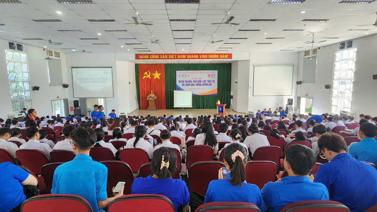 Sinh vi&ecirc;n Học viện H&agrave;ng kh&ocirc;ng Việt Nam s&ocirc;i nổi t&igrave;m hiểu Luật Trật tự, ATGT đường bộ- Ảnh 5.