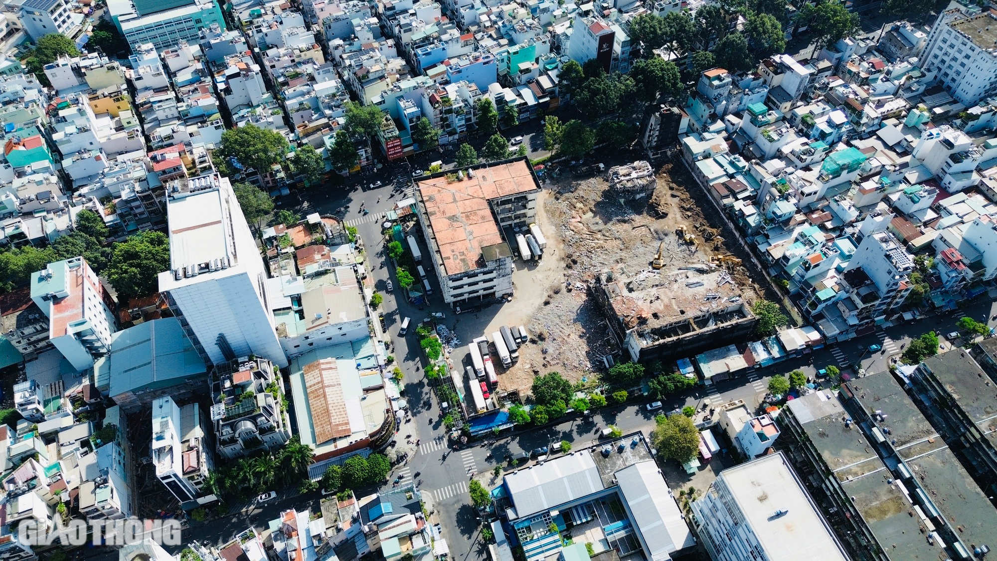 Cận cảnh th&aacute;o dỡ c&ocirc;ng tr&igrave;nh tr&ecirc;n khu đất v&agrave;ng 419 L&ecirc; Hồng Phong, TP.HCM- Ảnh 1.