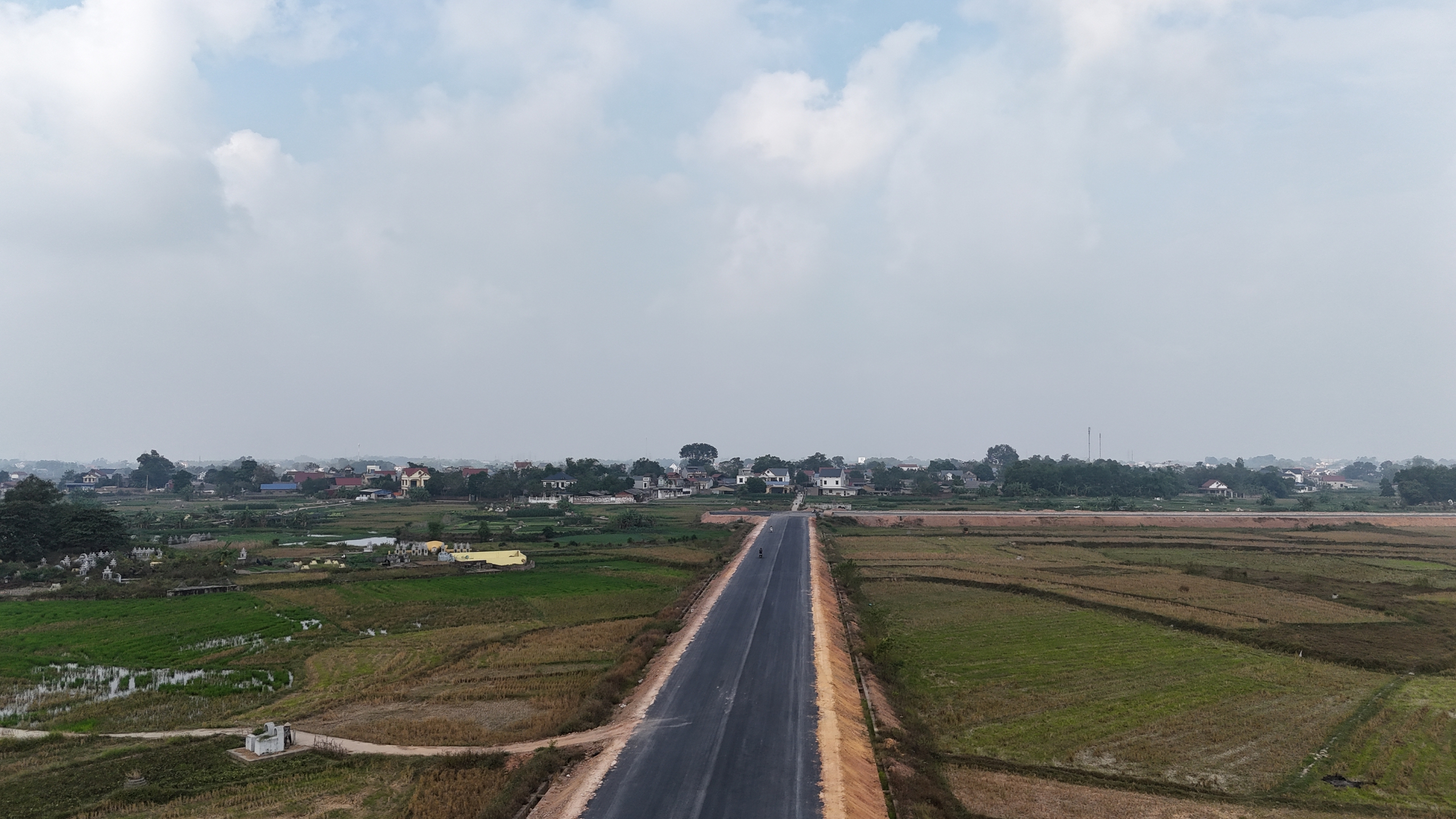 Đường li&ecirc;n kết v&ugrave;ng, nối Bắc Giang với Th&aacute;i Nguy&ecirc;n v&agrave; Vĩnh Ph&uacute;c sắp ho&agrave;n th&agrave;nh- Ảnh 6.