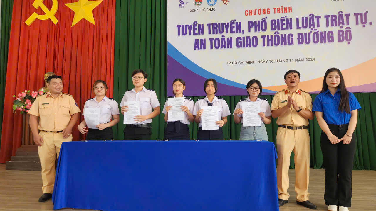 Sinh vi&ecirc;n Học viện H&agrave;ng kh&ocirc;ng Việt Nam s&ocirc;i nổi t&igrave;m hiểu Luật Trật tự, ATGT đường bộ- Ảnh 3.
