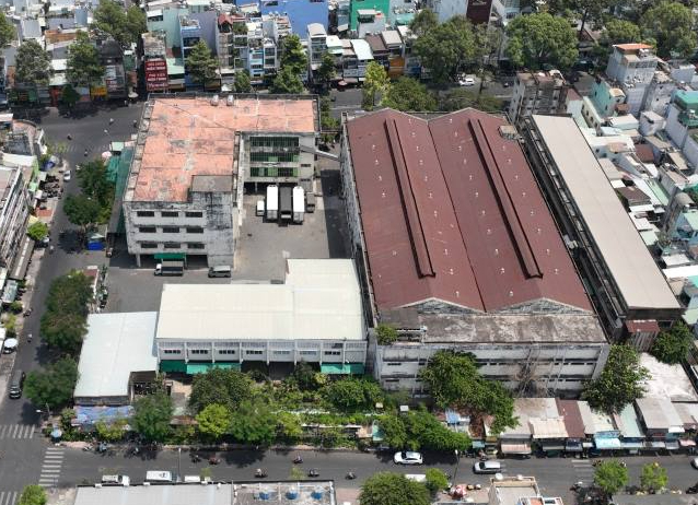 Cận cảnh th&aacute;o dỡ c&ocirc;ng tr&igrave;nh tr&ecirc;n khu đất v&agrave;ng 419 L&ecirc; Hồng Phong, TP.HCM- Ảnh 3.