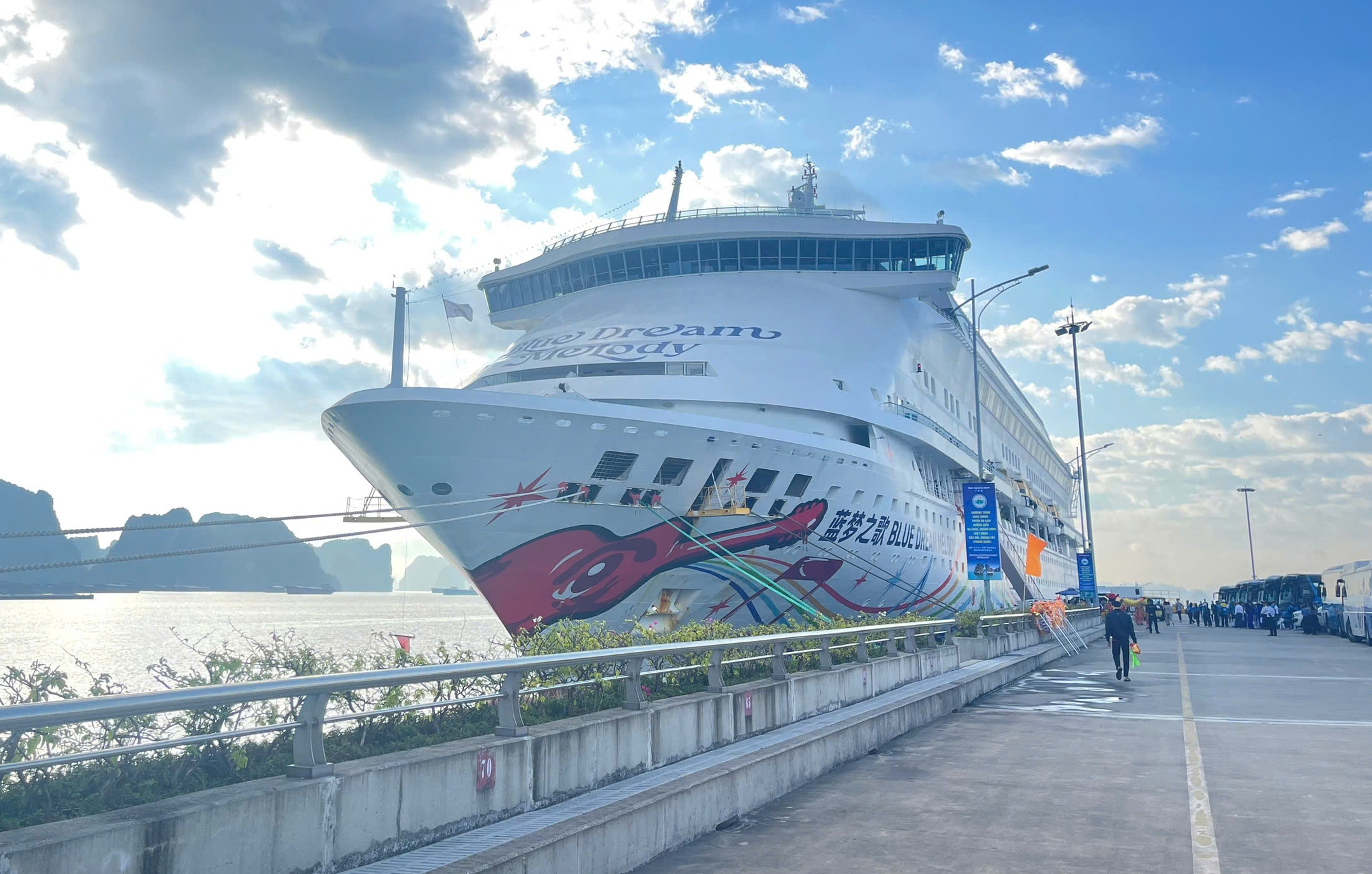 Chuyến t&agrave;u biển Bắc Hải (Trung Quốc) chở tr&ecirc;n 1.100 kh&aacute;ch đầu ti&ecirc;n đến TP Hạ Long- Ảnh 1.