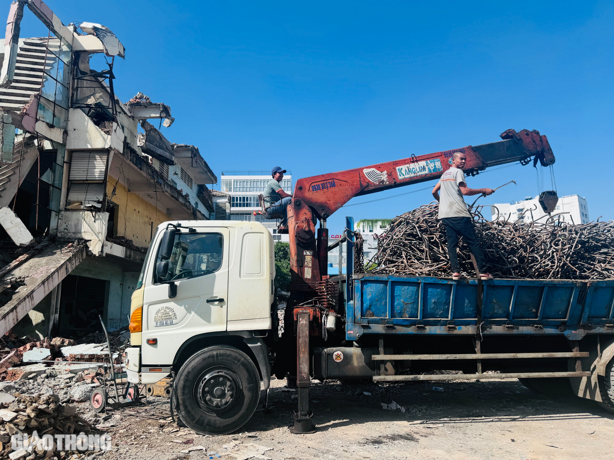 Cận cảnh th&aacute;o dỡ c&ocirc;ng tr&igrave;nh tr&ecirc;n khu đất v&agrave;ng 419 L&ecirc; Hồng Phong, TP.HCM- Ảnh 8.