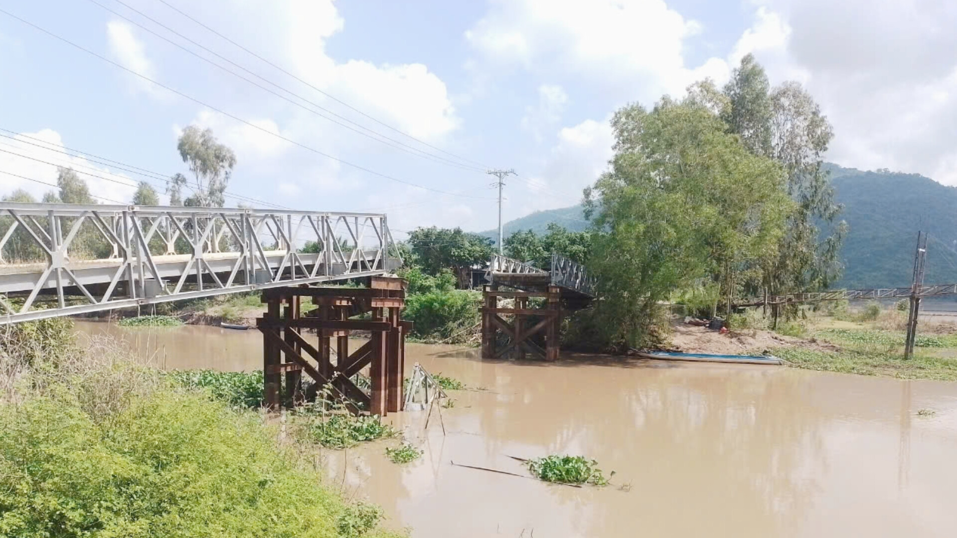 Vụ sập cầu T6 ở An Giang: Đ&atilde; th&ocirc;ng xe cầu tạm - Ảnh 3.