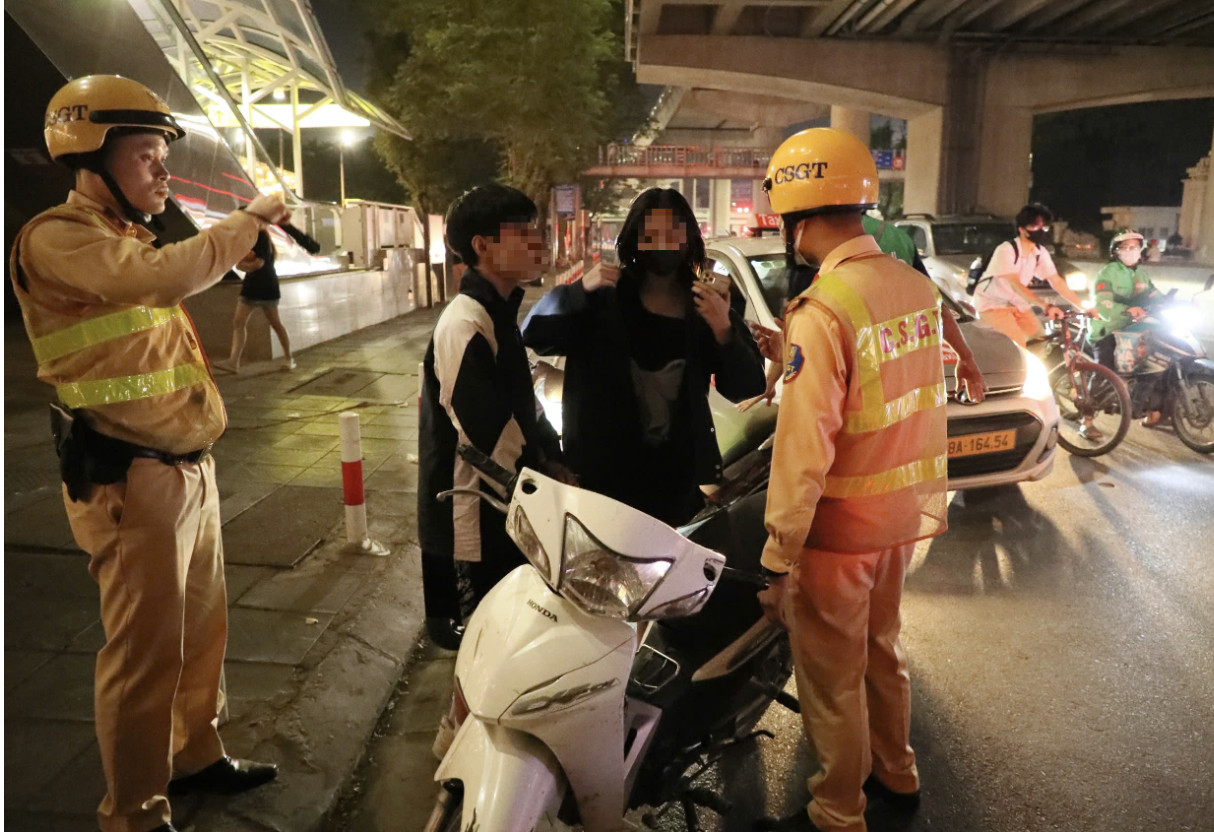 Báo động tình trạng cha mẹ lơ là, để mặc con chưa đủ tuổi vẫn đi xe máy- Ảnh 1. Báo động tình trạng cha mẹ lơ là, để mặc con chưa đủ tuổi vẫn đi xe máy- Ảnh 1.