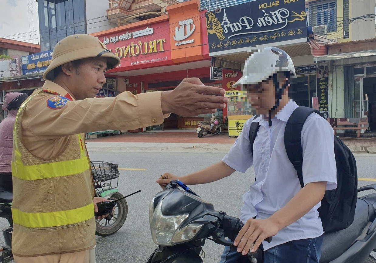 Báo động tình trạng cha mẹ lơ là, để mặc con chưa đủ tuổi vẫn đi xe máy- Ảnh 2. Báo động tình trạng cha mẹ lơ là, để mặc con chưa đủ tuổi vẫn đi xe máy- Ảnh 2.