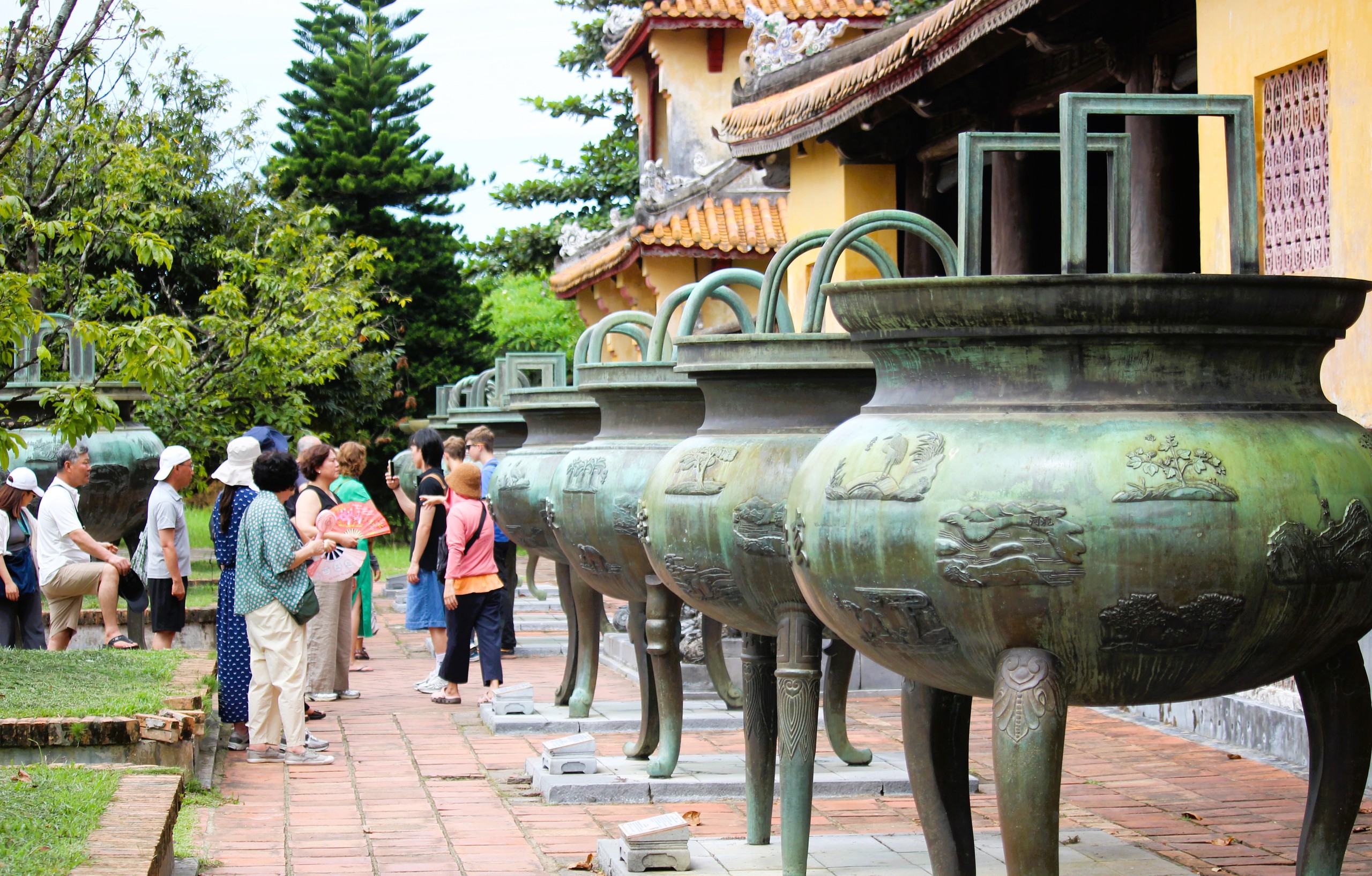 Kh&aacute;m ph&aacute; những &ldquo;kỳ hoa dị thảo&rdquo; đ&uacute;c nổi tr&ecirc;n 9 đỉnh đồng ở Ho&agrave;ng cung Huế- Ảnh 1.