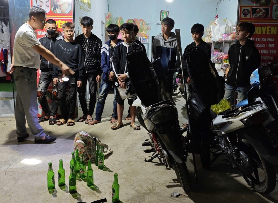 Bắt nh&oacute;m thanh ni&ecirc;n đi xe m&aacute;y lạng l&aacute;ch mang theo hung kh&iacute;- Ảnh 1.