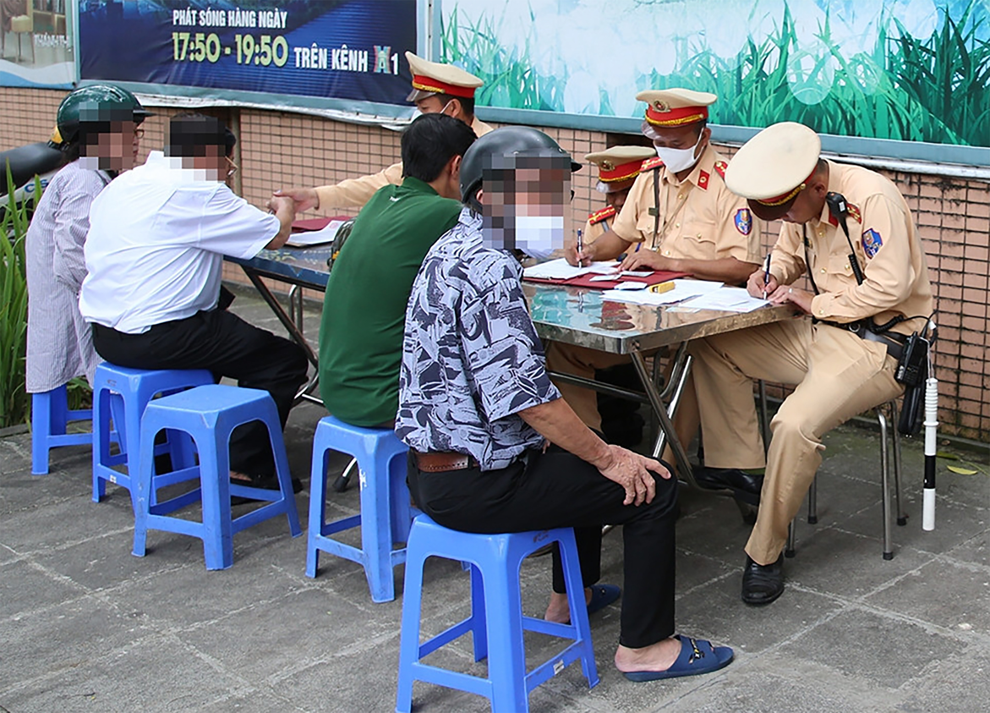 Việc lập chốt kiểm tra, xử l&yacute; vi phạm của CSGT được quy định ra sao?- Ảnh 1.