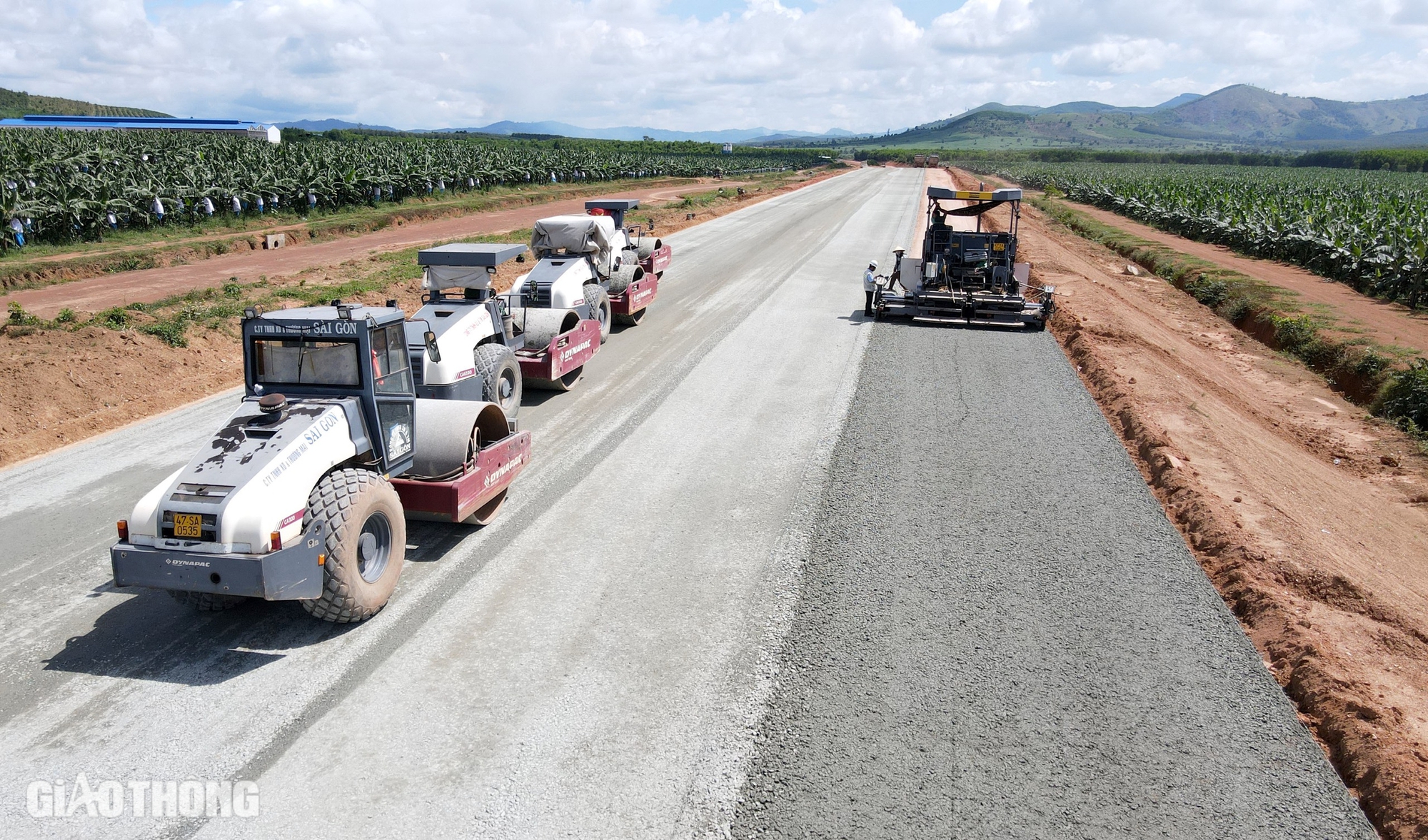 Th&aacute;ng 12, thảm m&eacute;t b&ecirc; t&ocirc;ng nhựa đầu ti&ecirc;n tr&ecirc;n cao tốc Kh&aacute;nh H&ograve;a - Bu&ocirc;n Ma Thuột- Ảnh 1.