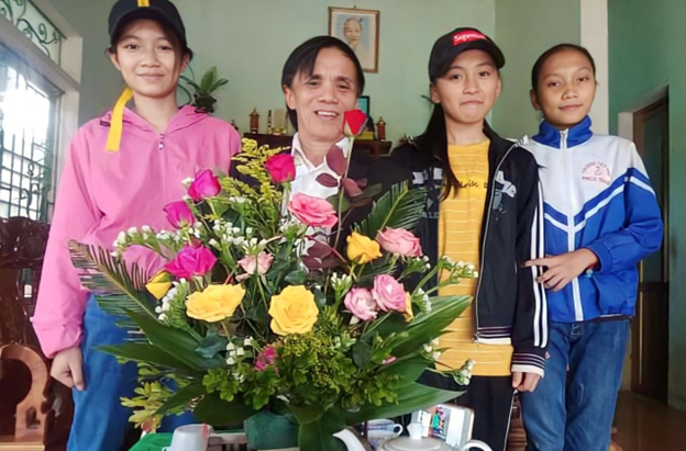 Chuyện cảm động về &ocirc;ng gi&aacute;o l&agrave;ng khuyết tật n&acirc;ng bước học tr&ograve; ngh&egrave;o- Ảnh 2.