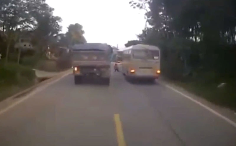 B&eacute; g&aacute;i chạy băng qua đường th&igrave; đ&uacute;ng l&uacute;c chiếc xe tải lao tới t&ocirc;ng phải (Ảnh cắt từ clip).