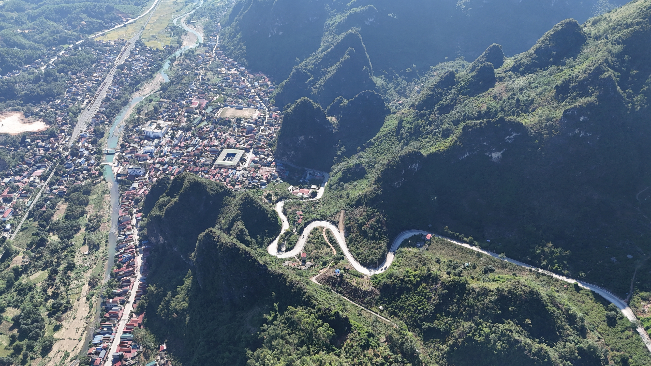 Hệ thống ATGT gi&uacute;p k&eacute;o giảm TNGT tại đ&egrave;o B&eacute;n ở Lạng Sơn- Ảnh 3.