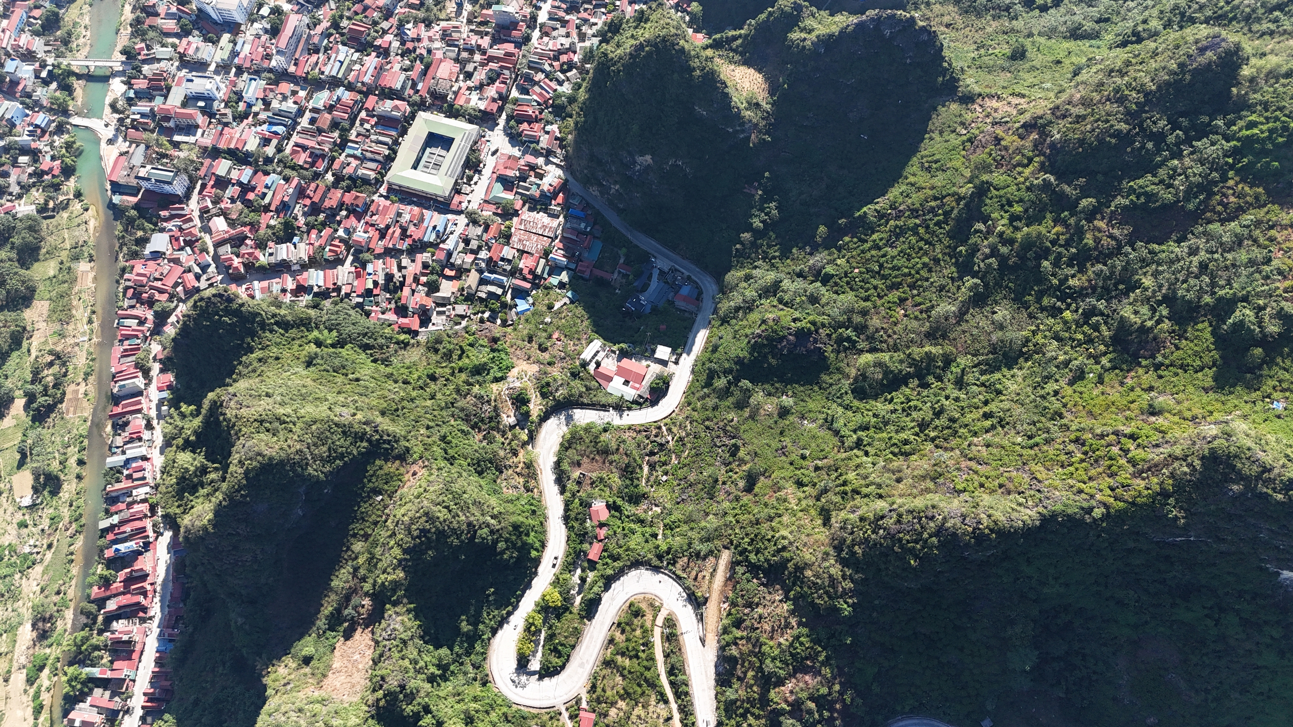 Hệ thống ATGT gi&uacute;p k&eacute;o giảm TNGT tại đ&egrave;o B&eacute;n ở Lạng Sơn- Ảnh 2.