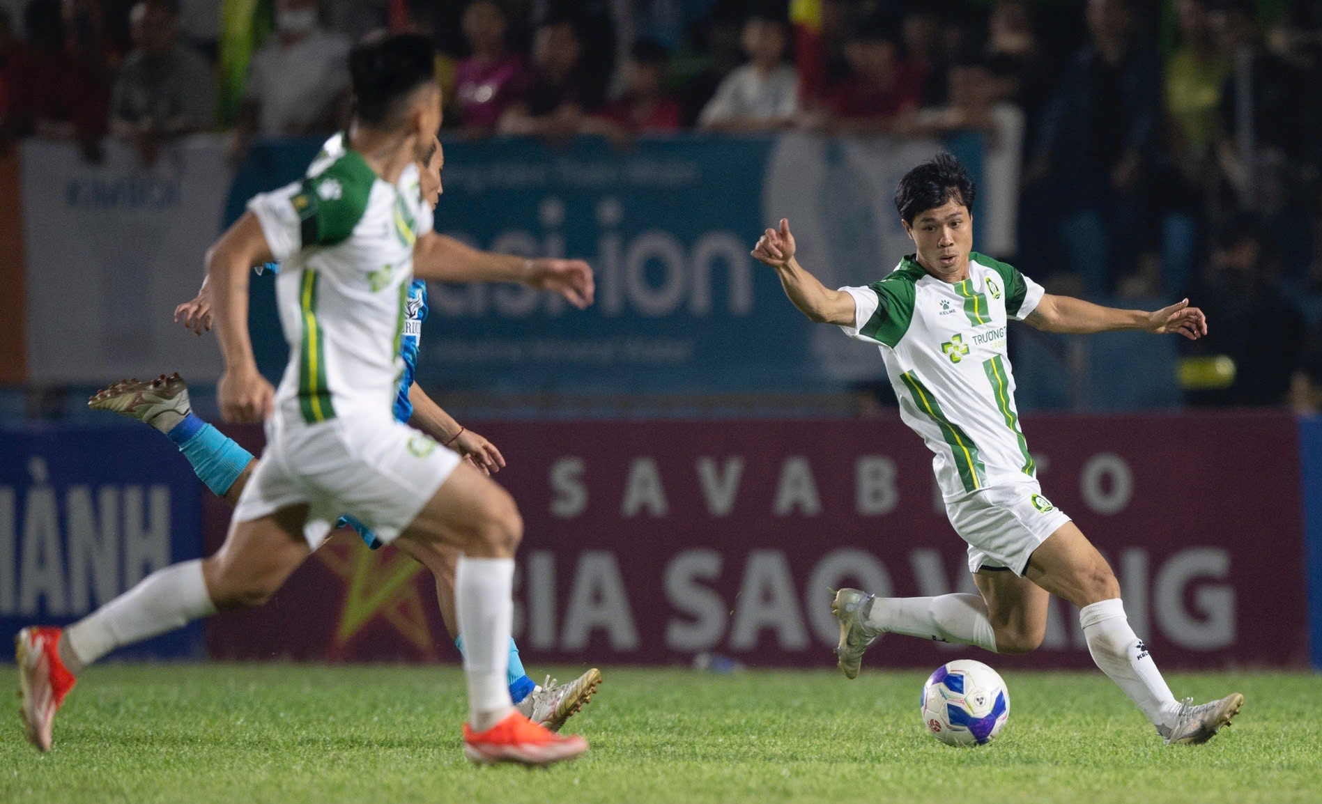 Li&ecirc;n tục "nổ s&uacute;ng" ở giải hạng Nhất, v&igrave; sao C&ocirc;ng Phượng kh&ocirc;ng được l&ecirc;n tuyển Việt Nam?- Ảnh 1.