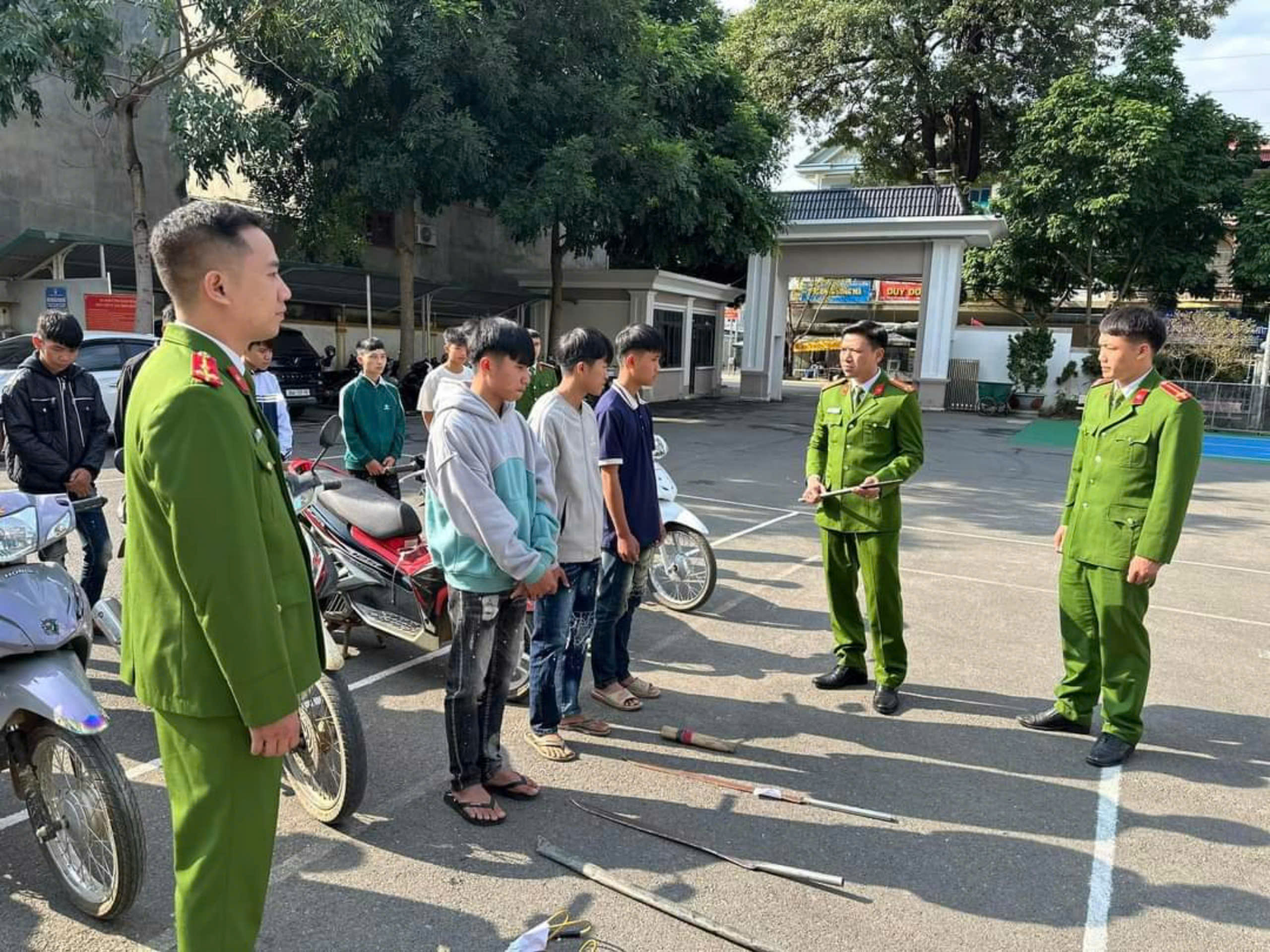 Khởi tố 3 thanh ni&ecirc;n đi xe m&aacute;y lạng l&aacute;ch, đ&aacute;nh v&otilde;ng ở Sơn La- Ảnh 1.