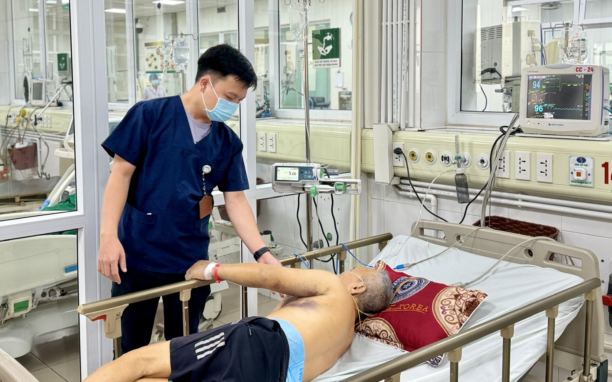 Cụ &ocirc;ng mất 1/2 lượng m&aacute;u trong cơ thể do sốt xuất huyết