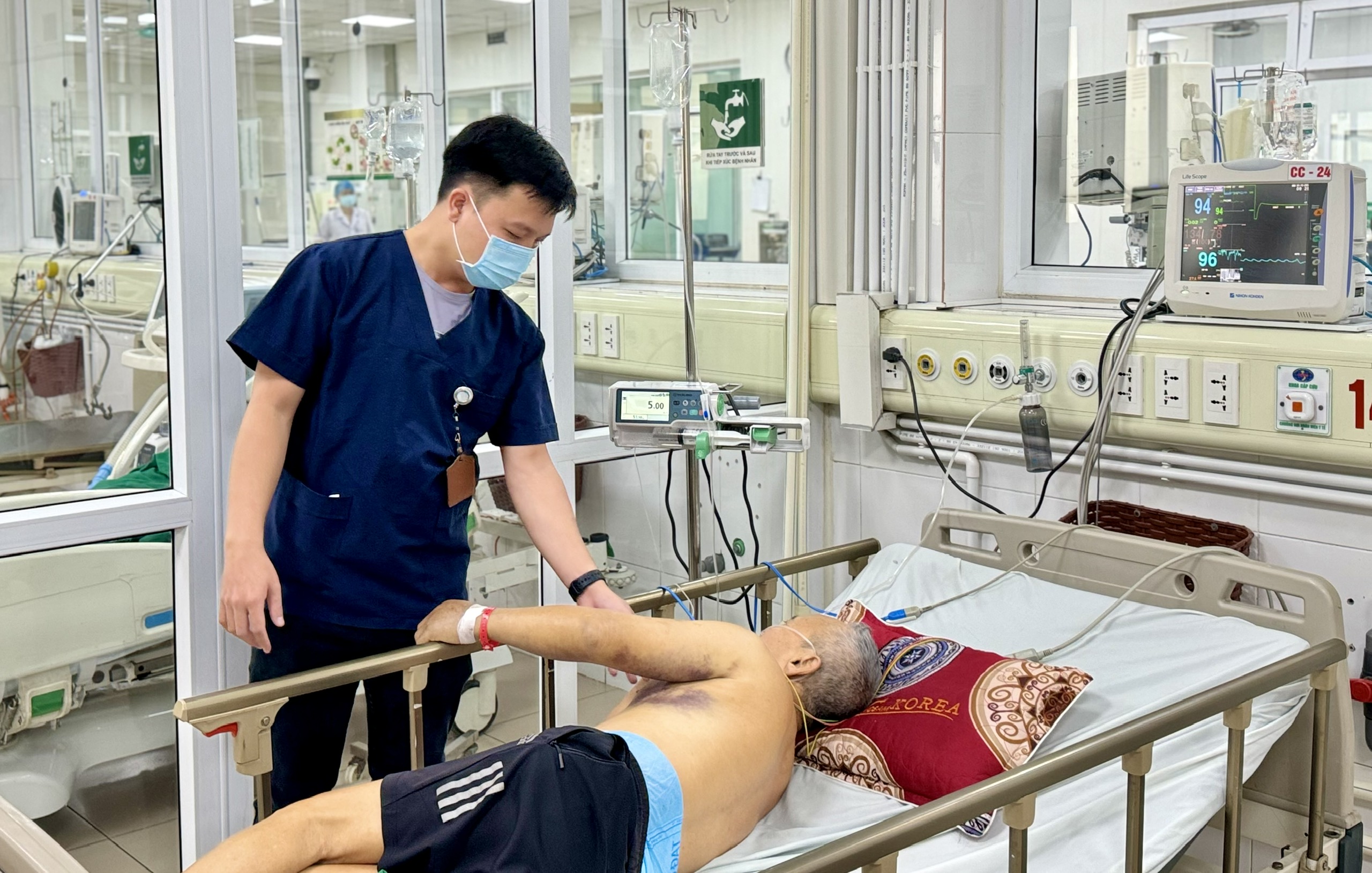 Cụ ông mất 1/2 lượng máu trong cơ thể do sốt xuất huyết- Ảnh 1. Cụ ông mất 1/2 lượng máu trong cơ thể do sốt xuất huyết- Ảnh 1.