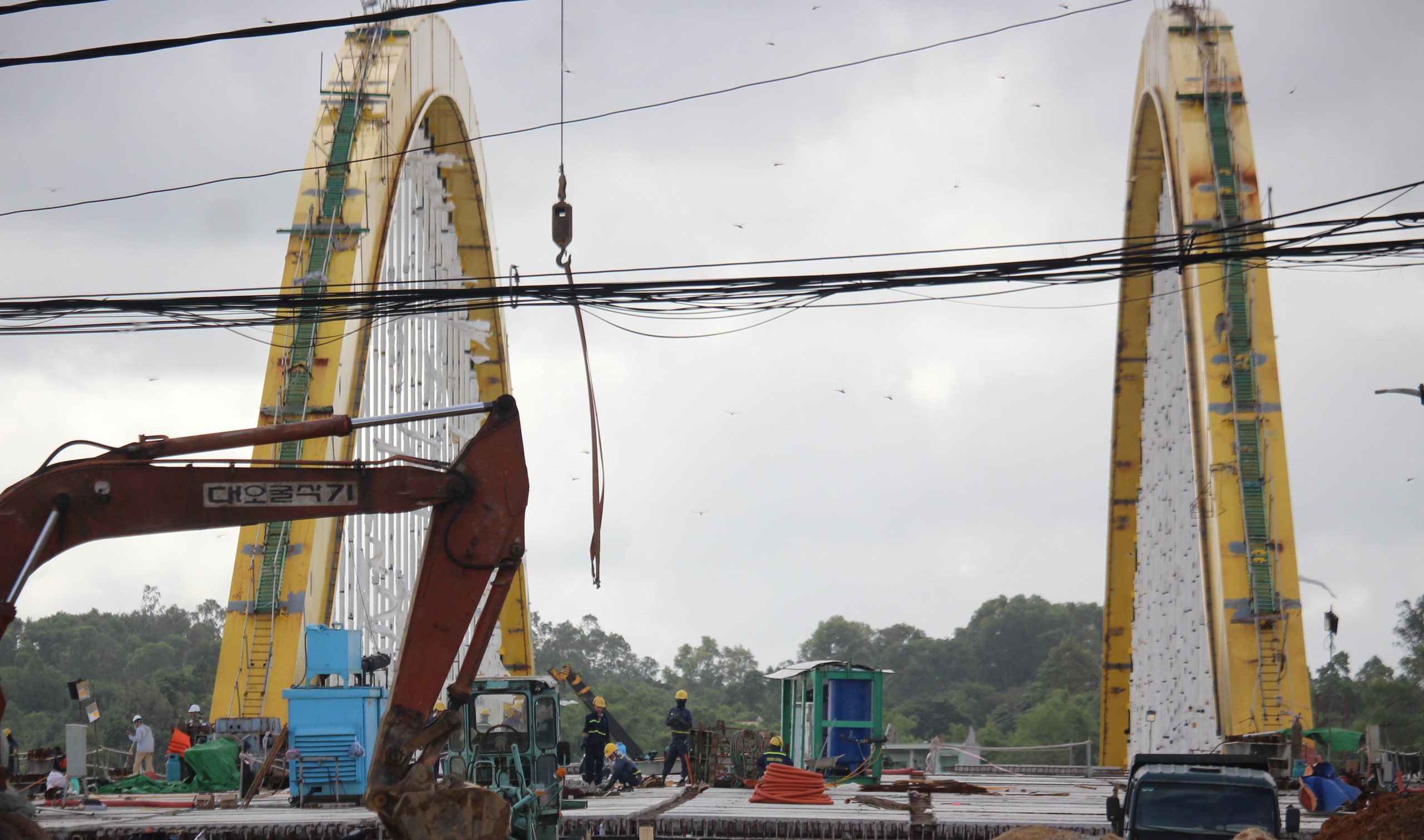 Gỡ vướng mặt bằng, th&ocirc;ng xe kỹ thuật cầu vượt s&ocirc;ng Hương trong th&aacute;ng 3/2025- Ảnh 7.