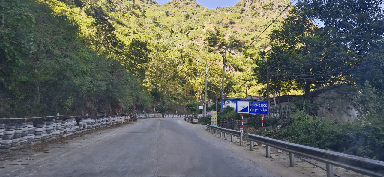 Hệ thống ATGT gi&uacute;p k&eacute;o giảm TNGT tại đ&egrave;o B&eacute;n ở Lạng Sơn- Ảnh 11.