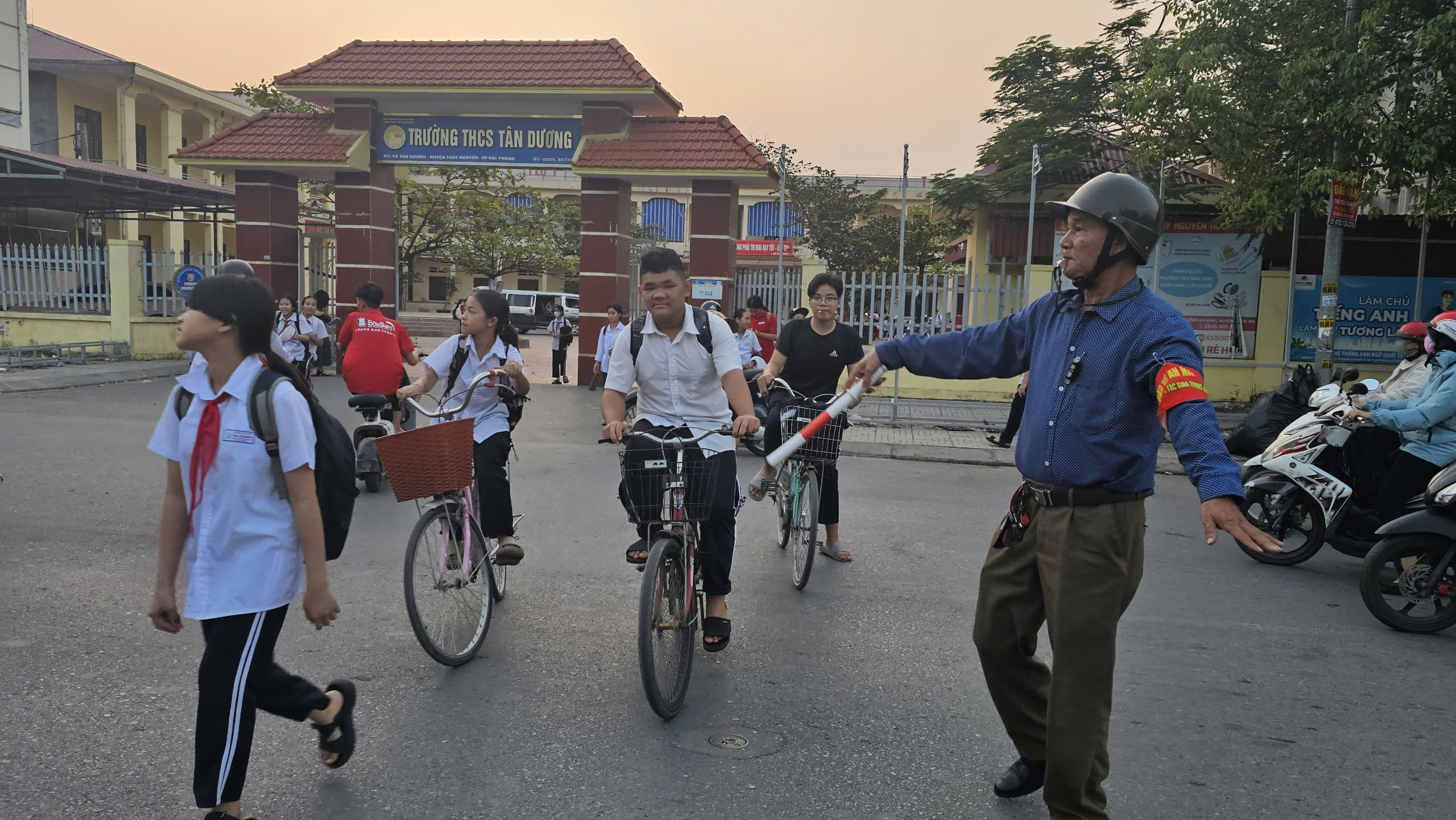 Người "v&aacute;c t&ugrave; v&agrave; h&agrave;ng tổng" ở cổng trường- Ảnh 1.