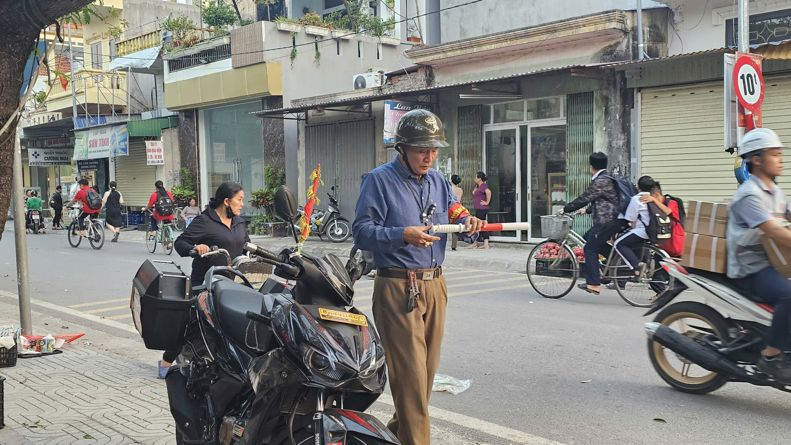 Người "v&aacute;c t&ugrave; v&agrave; h&agrave;ng tổng" ở cổng trường- Ảnh 2.
