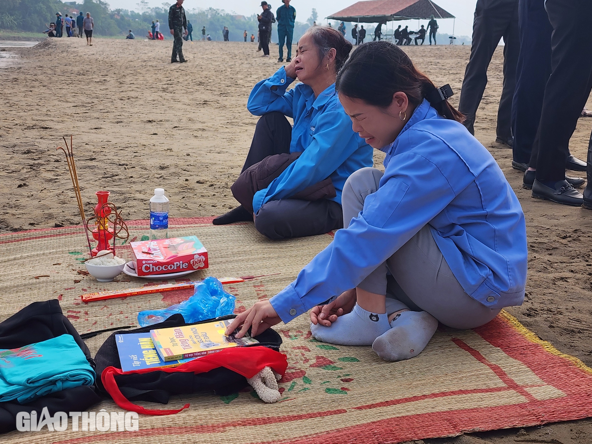 Vụ nhóm học sinh mất tích ở Phú Thọ: Đỏ mắt ngóng tin con nơi bãi soi sông Hồng- Ảnh 1. Vụ nhóm học sinh mất tích ở Phú Thọ: Đỏ mắt ngóng tin con nơi bãi soi sông Hồng- Ảnh 1.