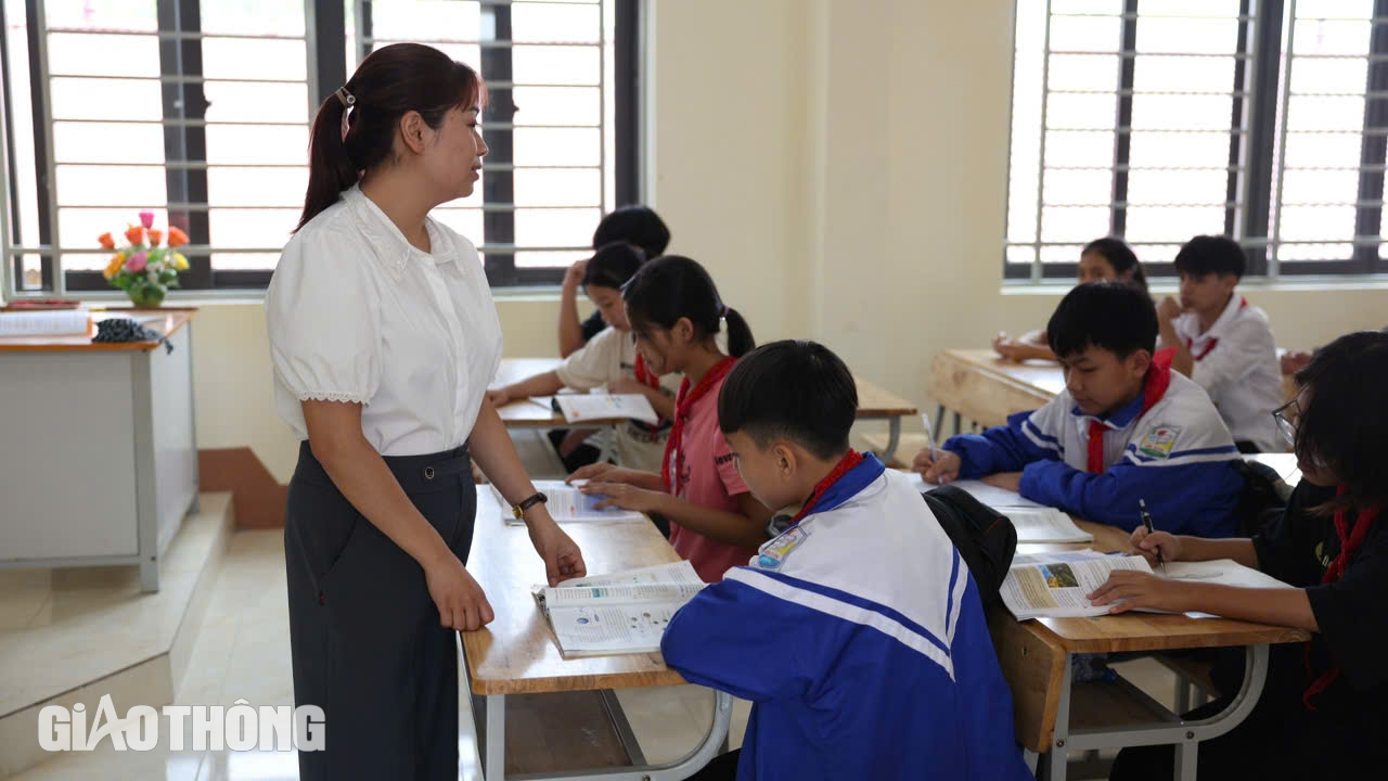 Vụ nhóm học sinh mất tích ở Phú Thọ: Đỏ mắt ngóng tin con nơi bãi soi sông Hồng- Ảnh 3. Vụ nhóm học sinh mất tích ở Phú Thọ: Đỏ mắt ngóng tin con nơi bãi soi sông Hồng- Ảnh 3.