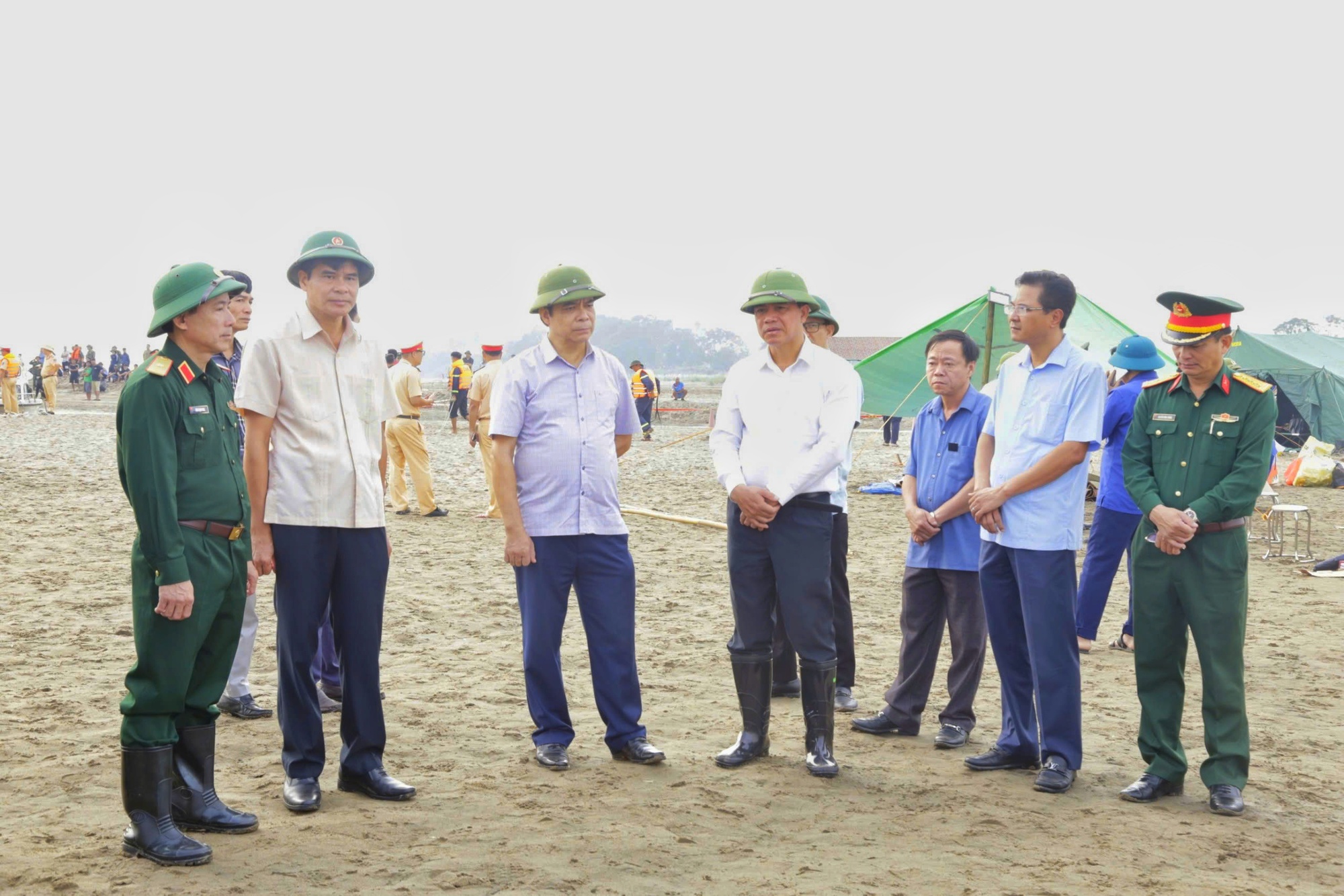 Ph&uacute; Thọ: Huy động 20 xuồng m&aacute;y, gần 100 người t&igrave;m kiếm nh&oacute;m học sinh mất t&iacute;ch- Ảnh 1.