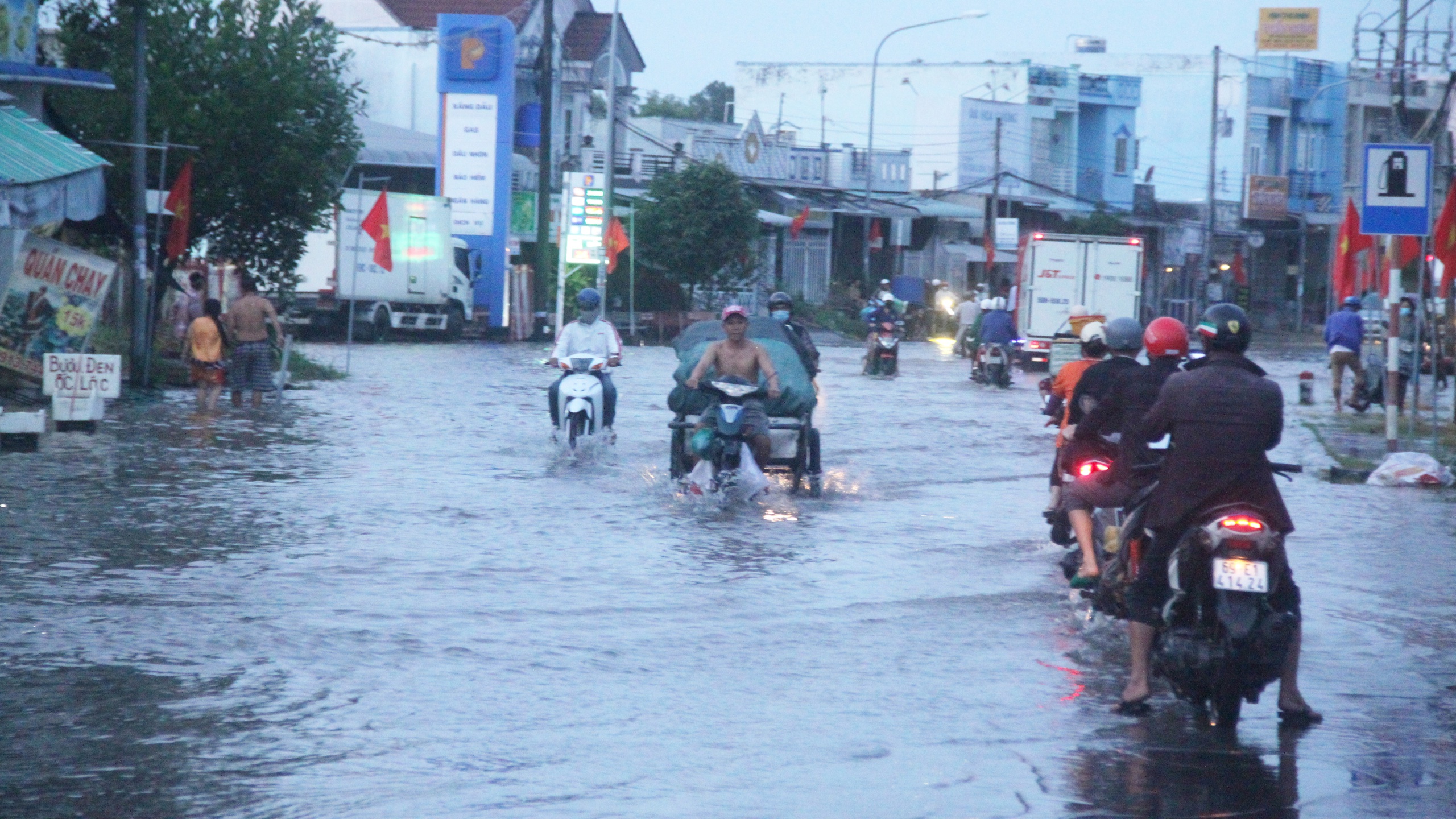 Triều cường l&ecirc;n cao, C&agrave; Mau khẩn trương ứng ph&oacute;- Ảnh 2.