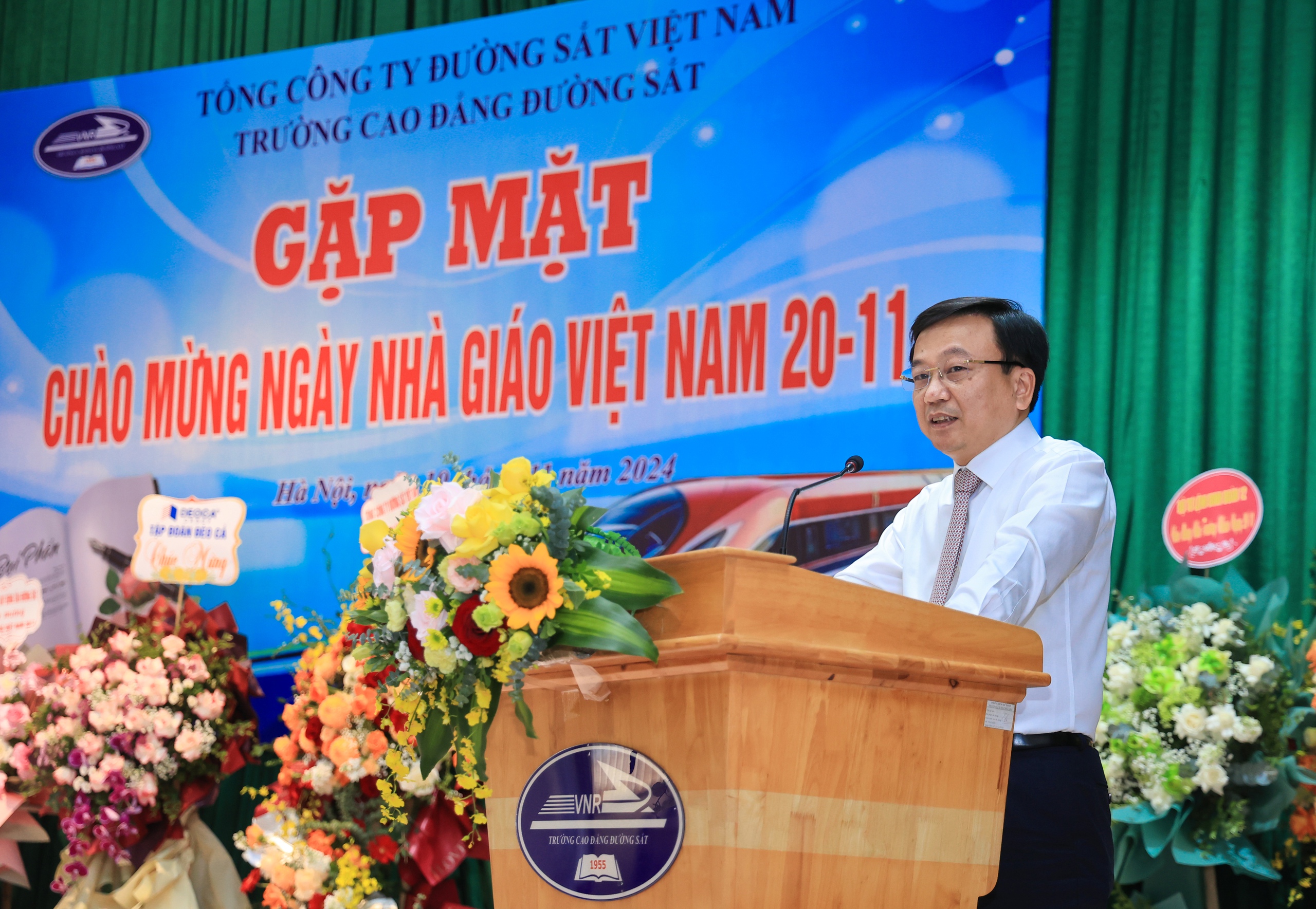 Thứ trưởng Nguyễn Danh Huy ch&uacute;c mừng trường Cao đẳng Đường sắt nh&acirc;n dịp 20/11- Ảnh 2.