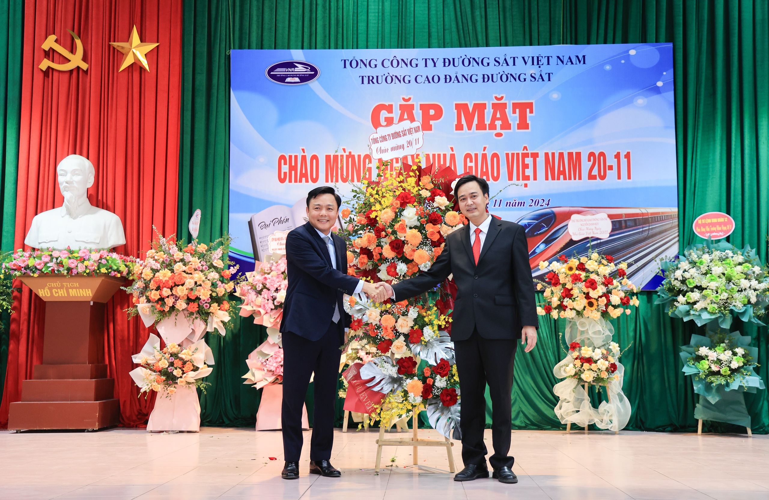 Thứ trưởng Nguyễn Danh Huy ch&uacute;c mừng trường Cao đẳng Đường sắt nh&acirc;n dịp 20/11- Ảnh 3.