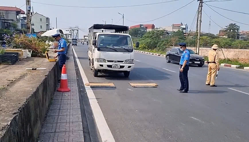 H&agrave; Nội: Lập chốt "bắt" xe qu&aacute; tải qua cầu Đuống- Ảnh 1.