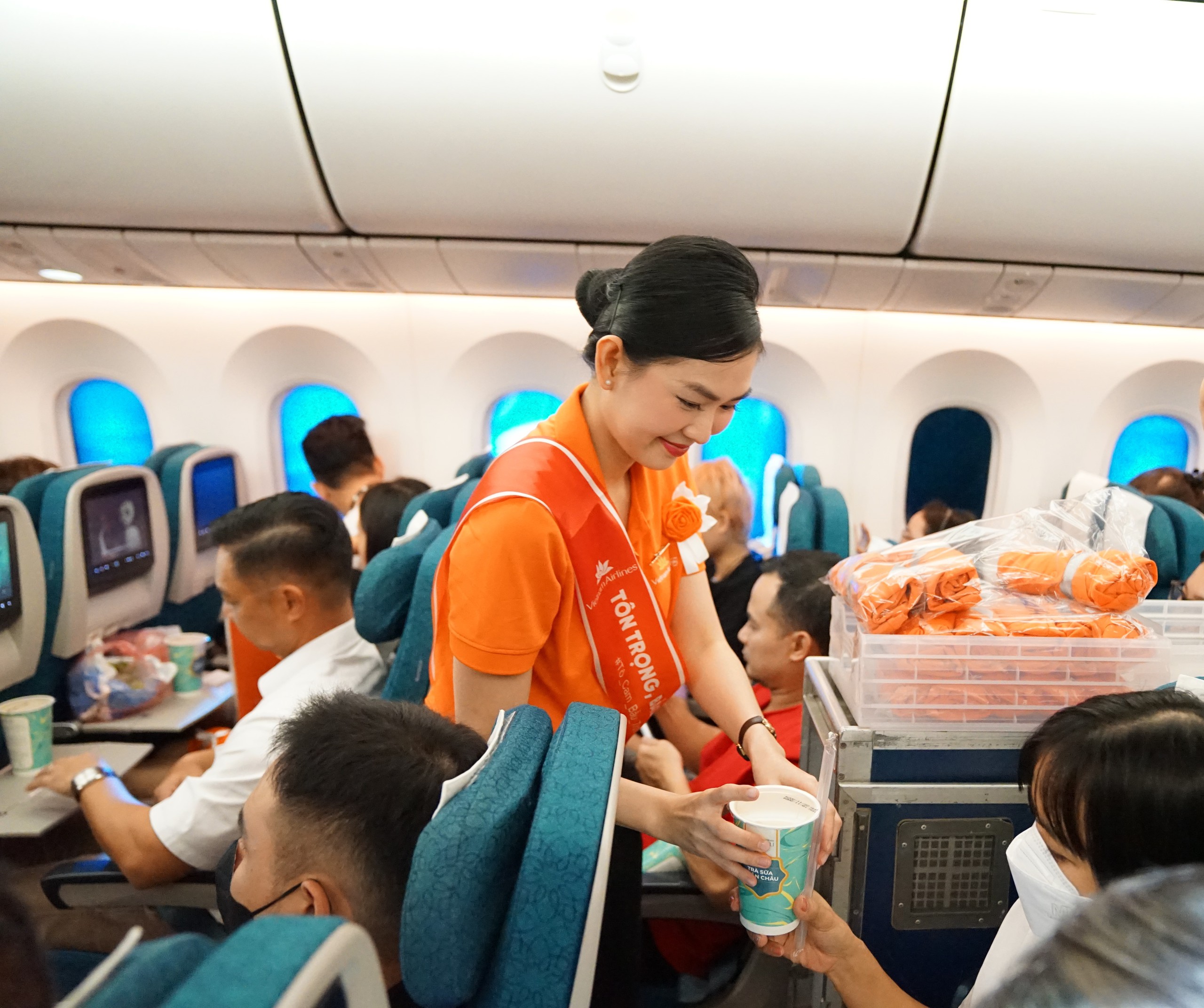 Vietnam Airlines "t&ocirc; cam bầu trời" v&igrave; b&igrave;nh đẳng giới- Ảnh 1.