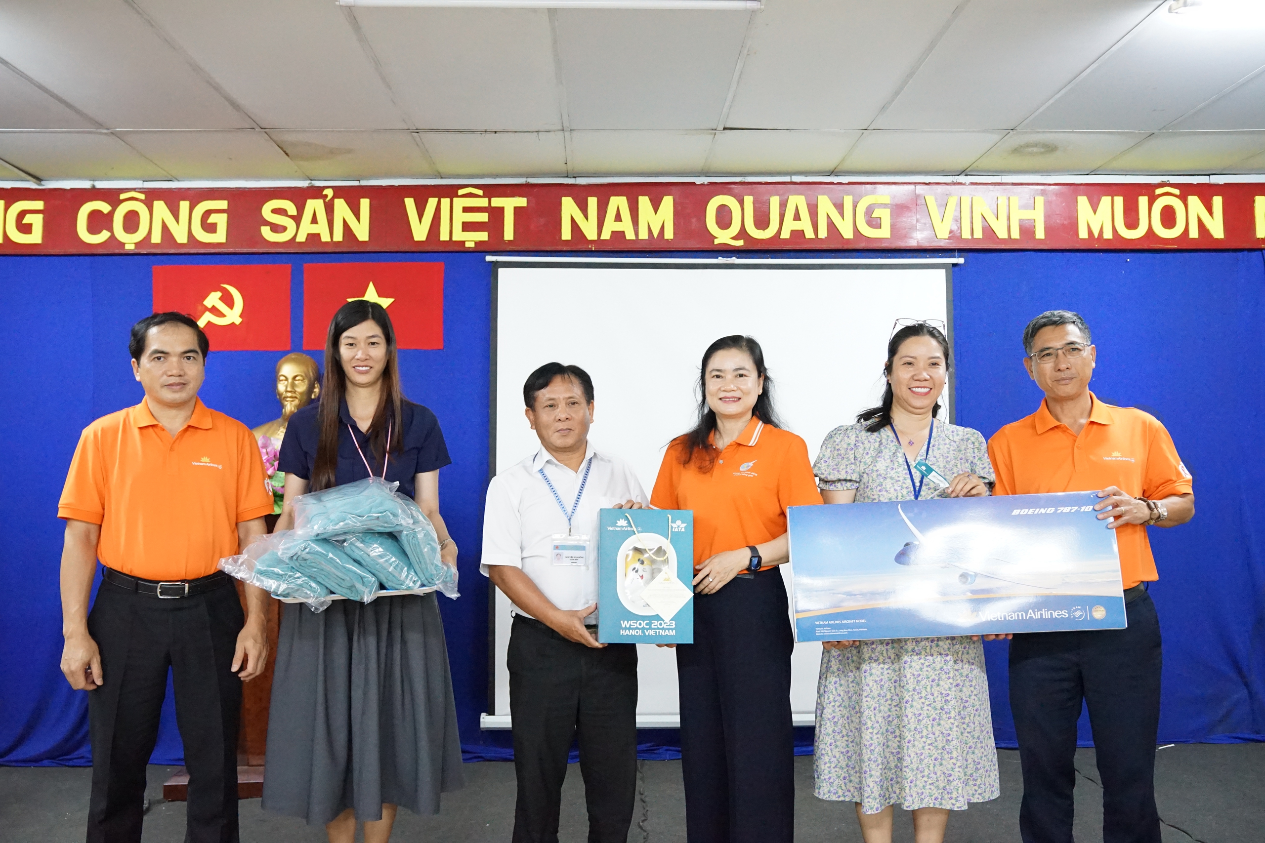 Vietnam Airlines "t&ocirc; cam bầu trời" v&igrave; b&igrave;nh đẳng giới- Ảnh 3.
