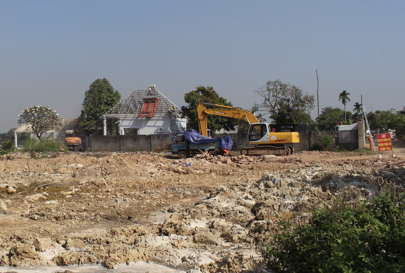 Cưỡng chế đất của 36 hộ dân để thi công đường ven sông Đồng Nai- Ảnh 2. Cưỡng chế đất của 36 hộ dân để thi công đường ven sông Đồng Nai- Ảnh 2.