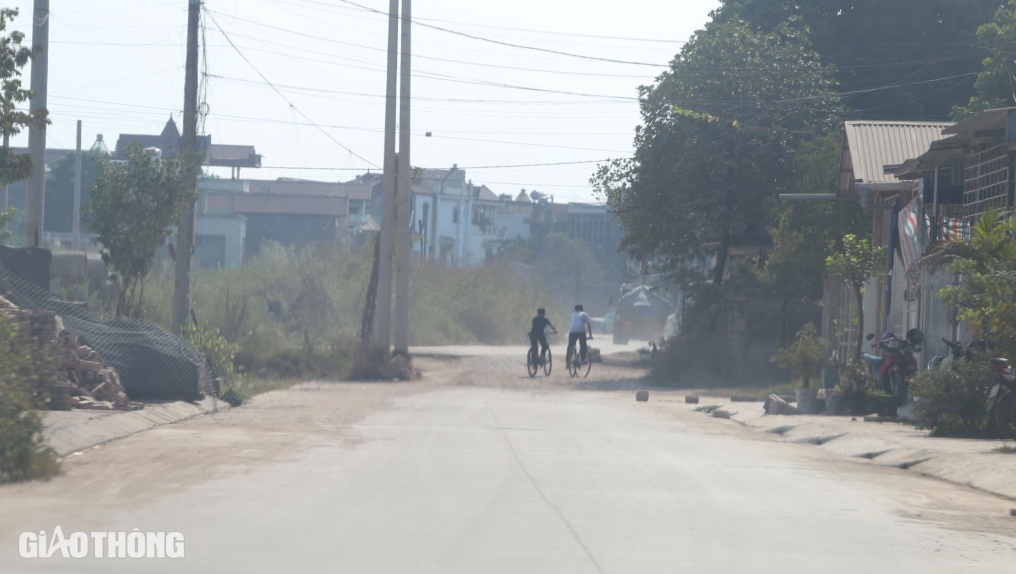 Th&aacute;i Nguy&ecirc;n: Người d&acirc;n khốn khổ v&igrave; bụi do xe chở đất phục vụ dự &aacute;n- Ảnh 3.
