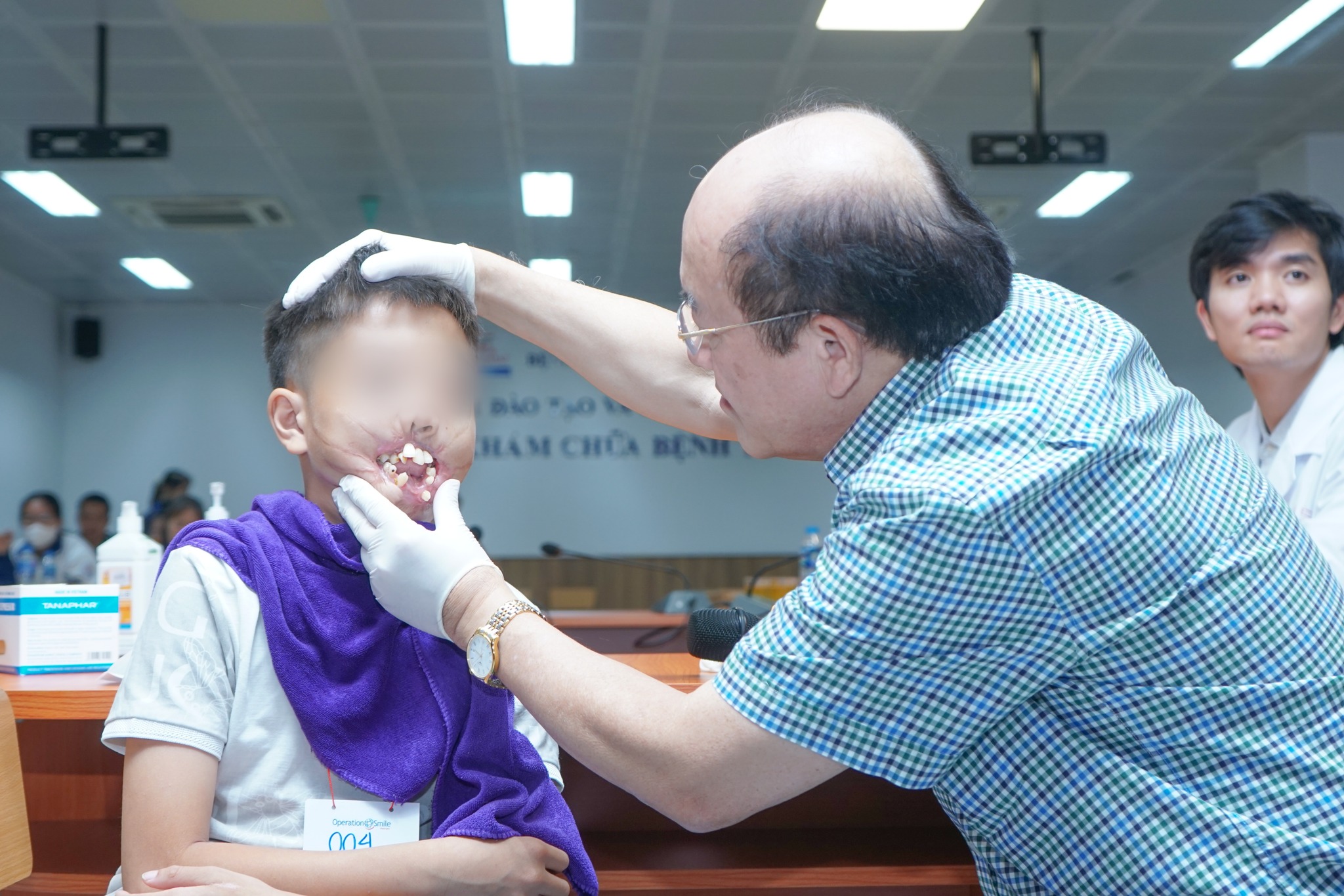 T&igrave;m lại nụ cười cho b&eacute; trai biến dạng mặt sau tai nạn ph&aacute;o nổ- Ảnh 1.