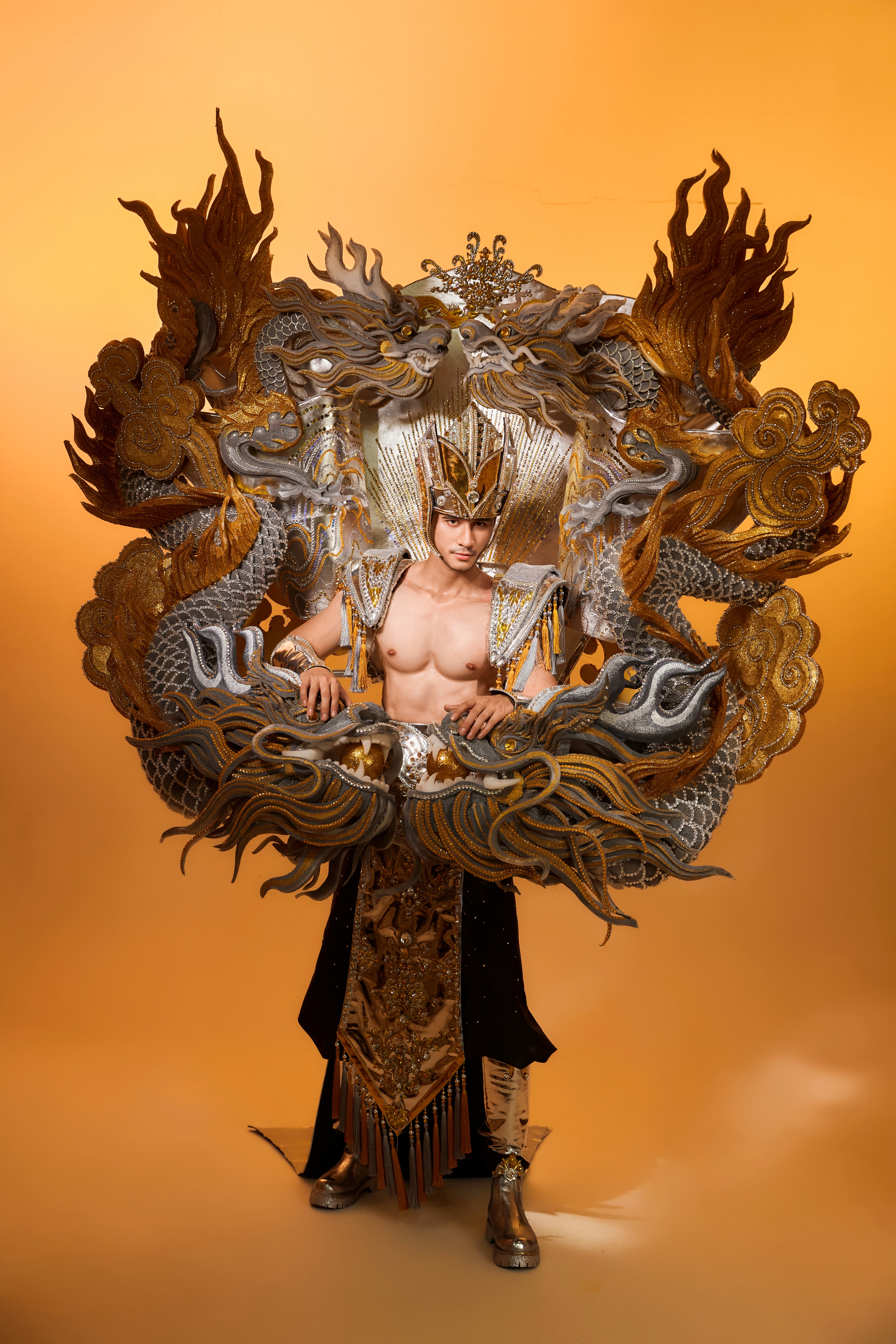 Trang phục Dân tộc của nam vương Tuấn Ngọc tại Mr World 2024 đặc biệt thế nào?- Ảnh 1. Trang phục Dân tộc của nam vương Tuấn Ngọc tại Mr World 2024 đặc biệt thế nào?- Ảnh 1.