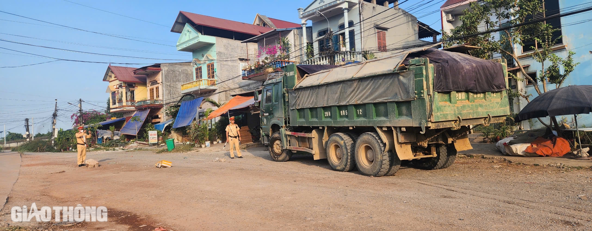 Th&aacute;i Nguy&ecirc;n: Người d&acirc;n khốn khổ v&igrave; bụi do xe chở đất phục vụ dự &aacute;n- Ảnh 13.