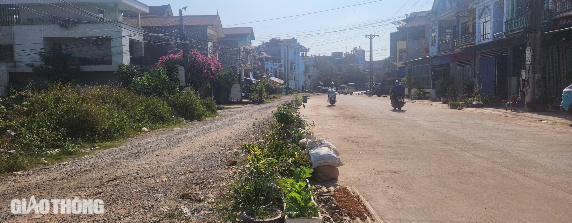 Th&aacute;i Nguy&ecirc;n: Người d&acirc;n khốn khổ v&igrave; bụi do xe chở đất phục vụ dự &aacute;n- Ảnh 1.